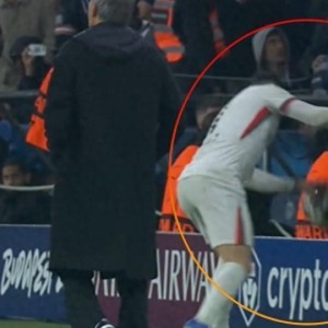 爱游戏体育app-欧冠：切尔西客场2-5惨败巴黎，佩德罗·内托推搡球童引发争议